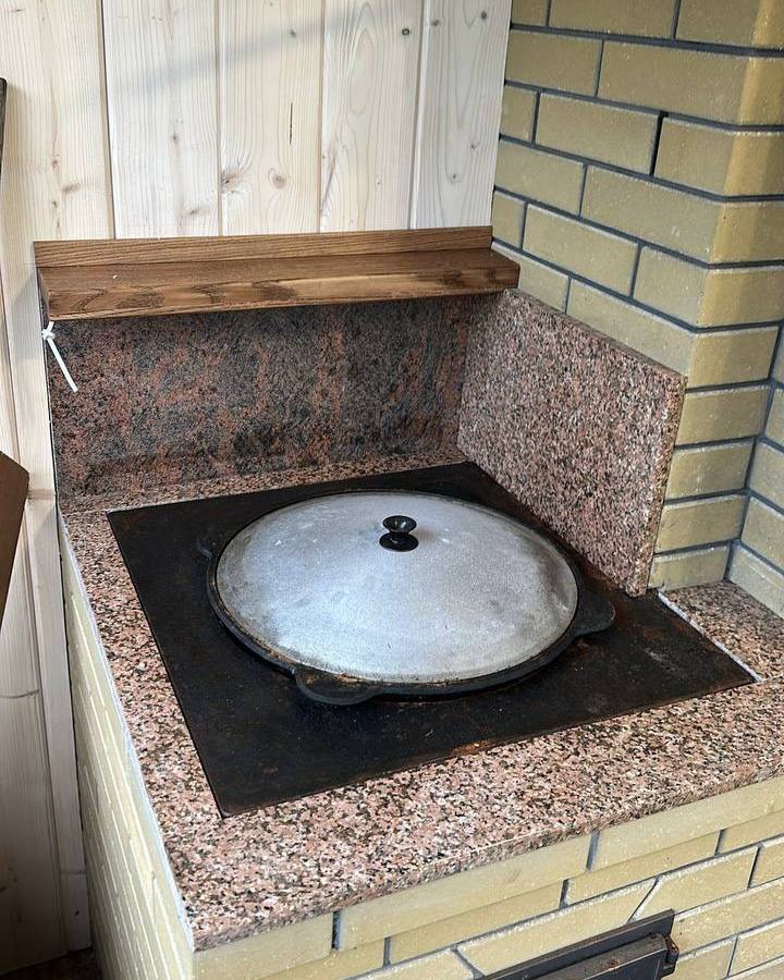 Столешница из натурального гранита Kimen Red для уличной кухни. Для фартука выбран финский гранит Aurora. — фото 3