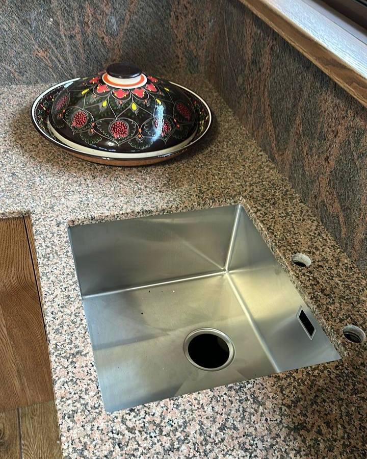 Столешница из натурального гранита Kimen Red для уличной кухни. Для фартука выбран финский гранит Aurora. — фото 5