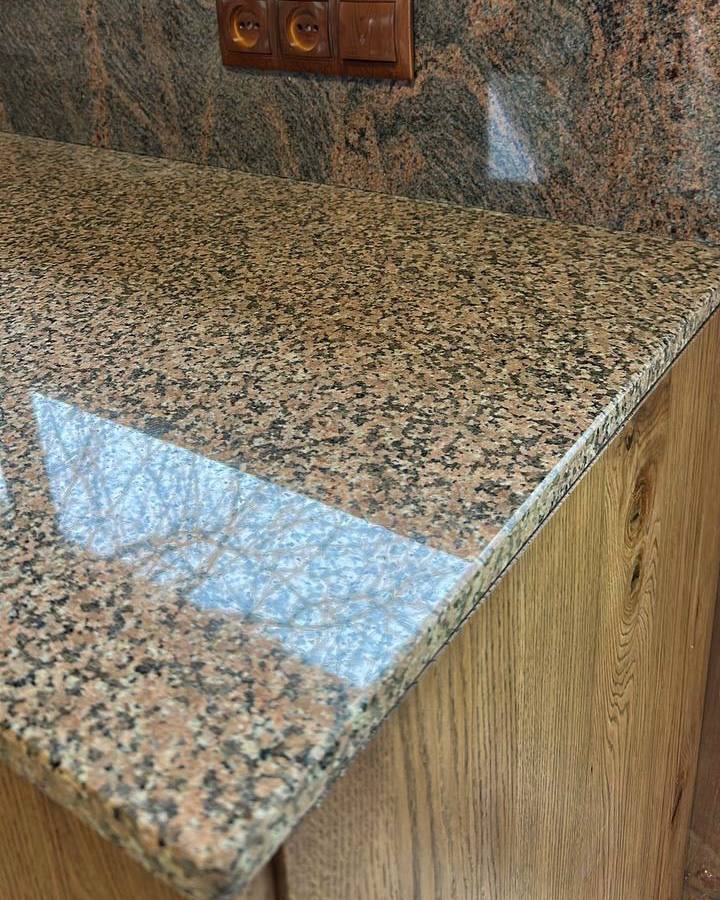 Столешница из натурального гранита Kimen Red для уличной кухни. Для фартука выбран финский гранит Aurora. — фото 6